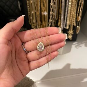 Elegant Gold Teardrop Pendant Necklace